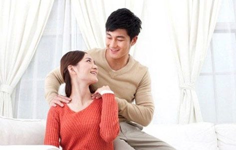 Bạn nâng niu và trân trọng bạn đời hơn chúng, đồng nghĩa bạn đã dạy con những bài học sống quý giá. Ảnh minh họa