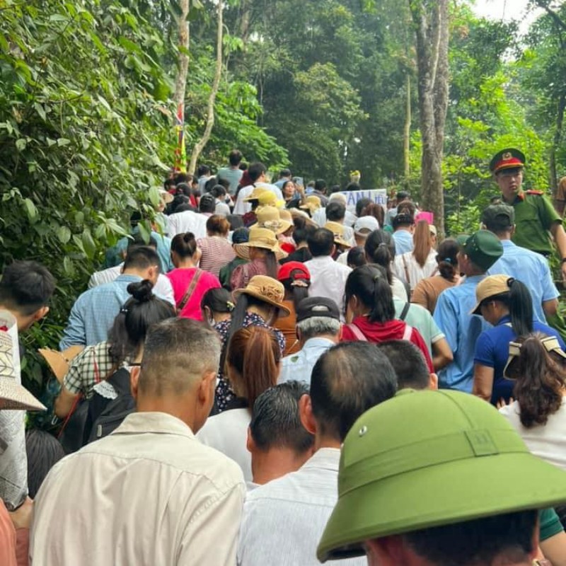 "Dù ai đi ngược về xuôi/Nhớ ngày Giỗ Tổ mùng mười tháng ba". Có lẽ chính vì vậy mà dù chưa đến đúng ngày nhưng du khách khắp nơi đã tìm về Đất Tổ.
