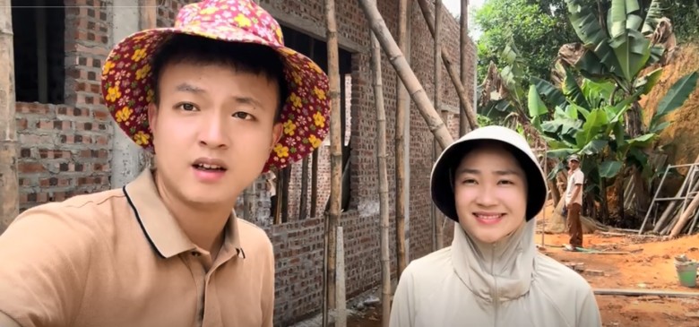 Chàng rể Trung Quốc giữ lời hứa xây nhà cho bố mẹ vợ. 