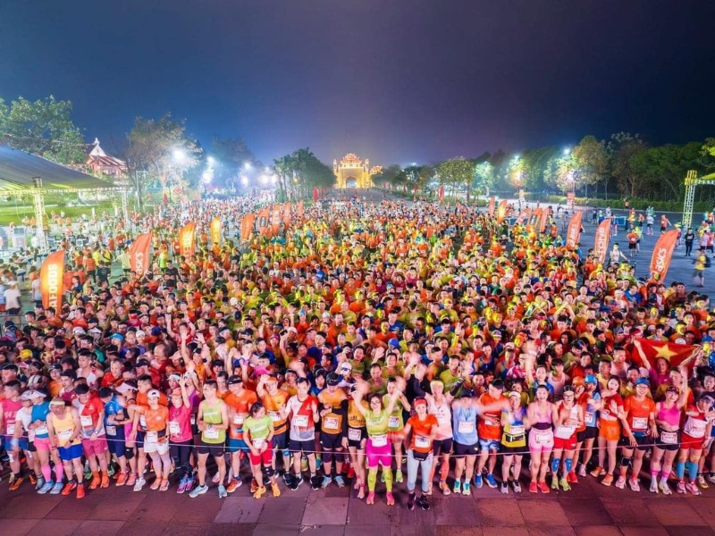 Bắt đầu từ 4 giờ sáng 7/4, gần 6.000 vận động viên từ 3 miền Bắc - Trung - Nam và người nước ngoài đã cùng nhau chạy marathon.
