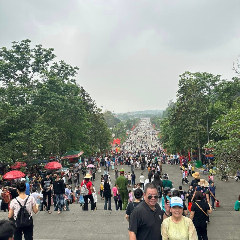 Được biết, để di chuyển từ cổng chính đến Đền Hạ, người dân phải mất tới 2 tiếng đồng hồ. Tuy nhiên vì đây là một lễ hội lớn trong năm nên mọi người đều vô cùng háo hức.
