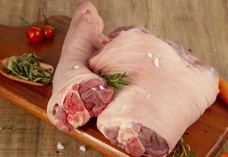 Chân giò trước của lợn có nhiều gân và mỡ, thịt ít nhưng thịt ở phần này rất mềm do con lợn sử dụng chân trước nhiều. Chính vì thịt mềm nên phần chân giò trước được ưa chuộng hơn chân sau.
