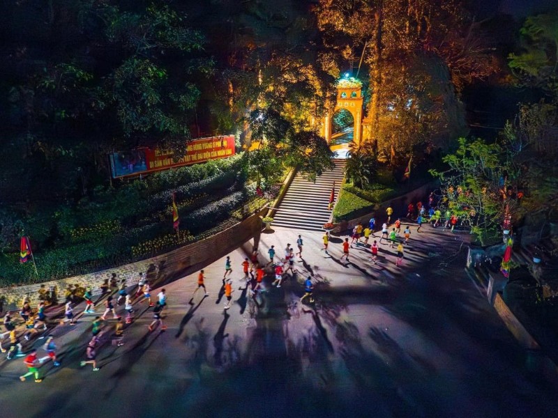 Trên cung đường đua, các vận động viên có lộ trình chạy ngang qua Đền Hùng.
