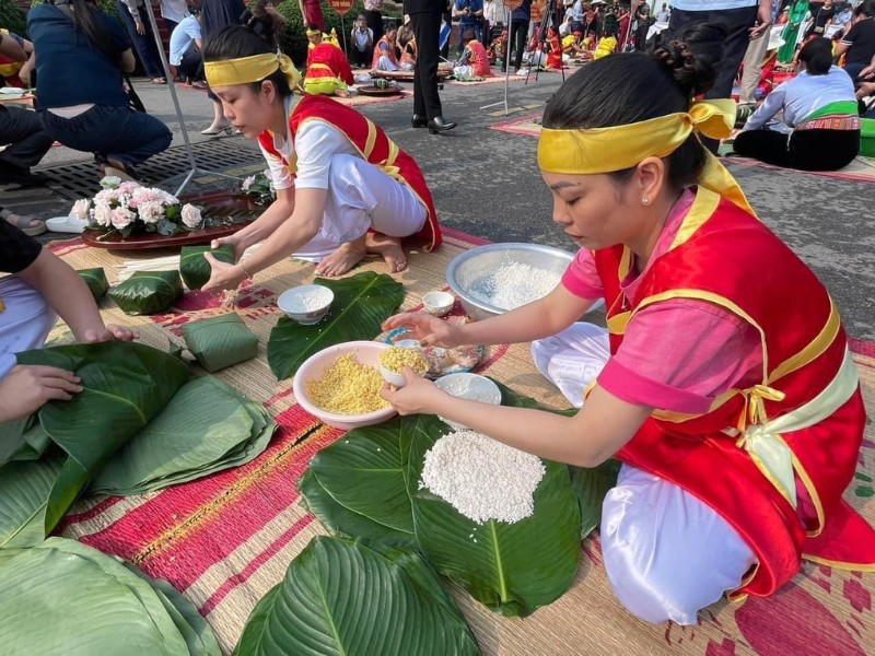 Ngày 16/4/2024 (8/3 Âm lịch) diễn ra Hội thi gói, nấu bánh Chưng, giã bánh Giầy tại Khu di tích lịch sử Đền Hùng.
