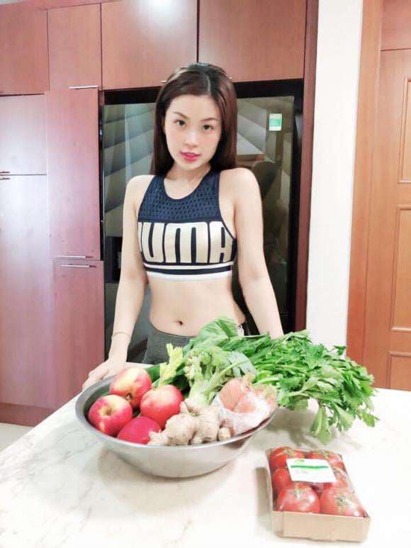 Á hậu Diễm Trang uống nước ép cần tây để giữ gìn vóc dáng sau sinh cũng như giúp làn da thêm khỏe mạnh, trắng sáng. 