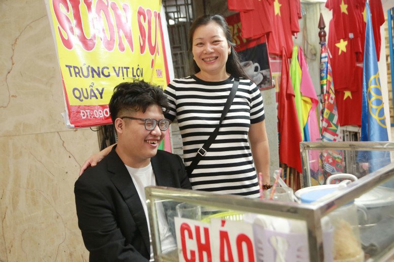 Cô Quỳnh - mẹ của Tùng vô cùng tự hào khi nhắc về đứa con trai hiền lành, ngoan ngoãn của mình