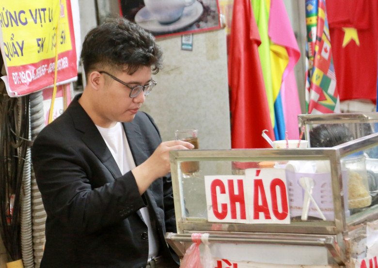 Bỗng nổi tiếng sau đoạn clip bắn tiếng Anh với một du khách nước ngoài, thông tin về Tùng thu hút sự quan tâm của cộng đồng mạng