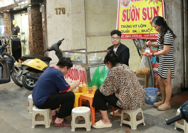 Thời gian rảnh rỗi, Tùng liền ra quán cháo sườn để phụ mẹ buôn bán