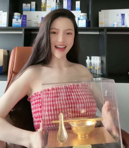Chu thanh Huyền khoe món quà dát vàng.