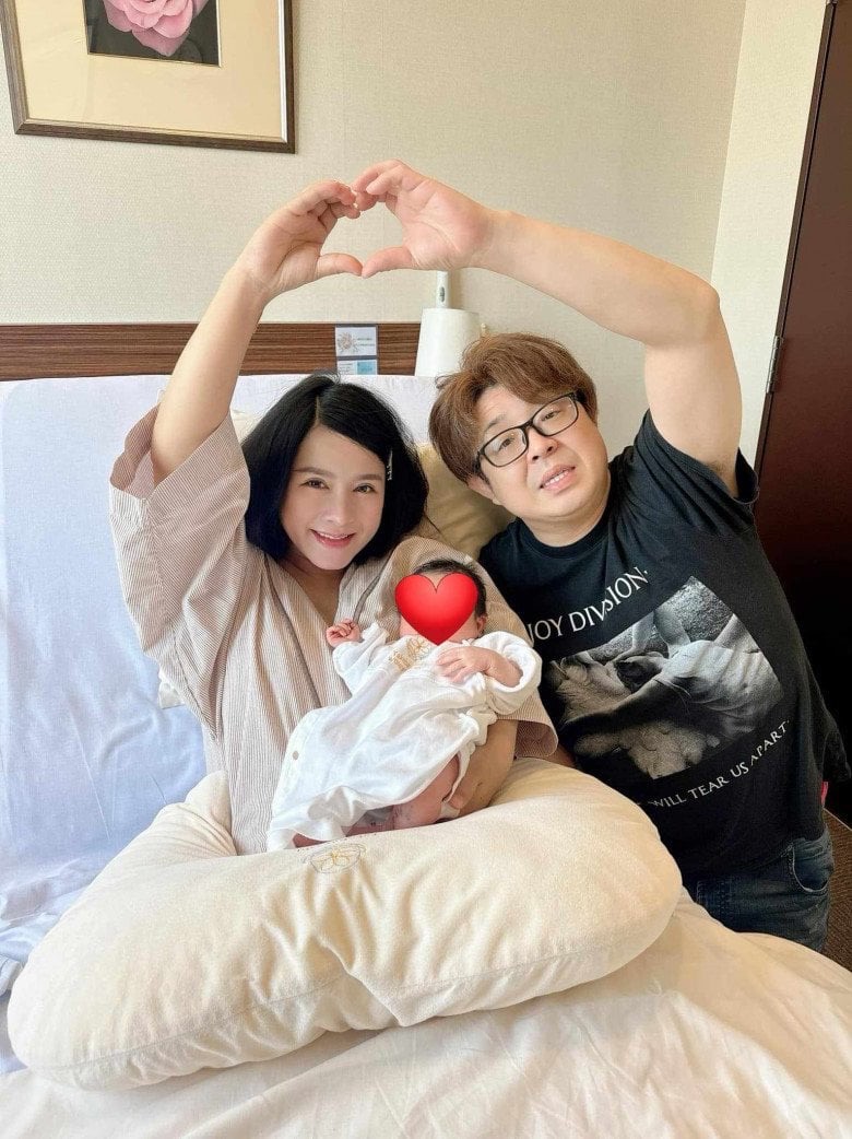 Những mẹ bầu được tặng quà khủng khi mang thai: Người nhận biệt thự, người khoe bát đũa dát vàng - 12