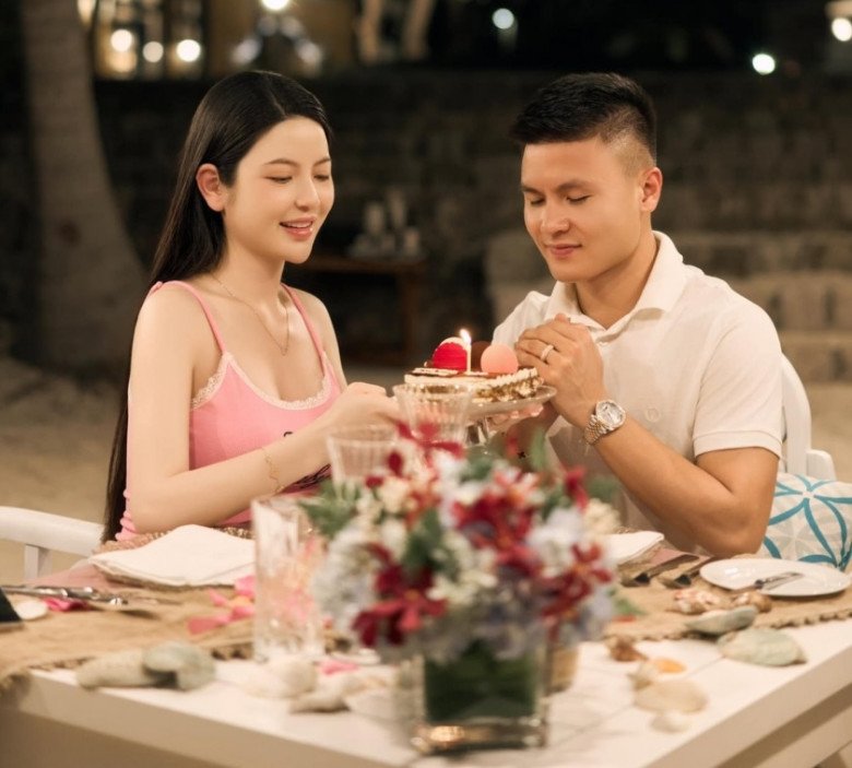 Bà bầu Chu Thanh Huyền được Quang Hải cưng chiều.