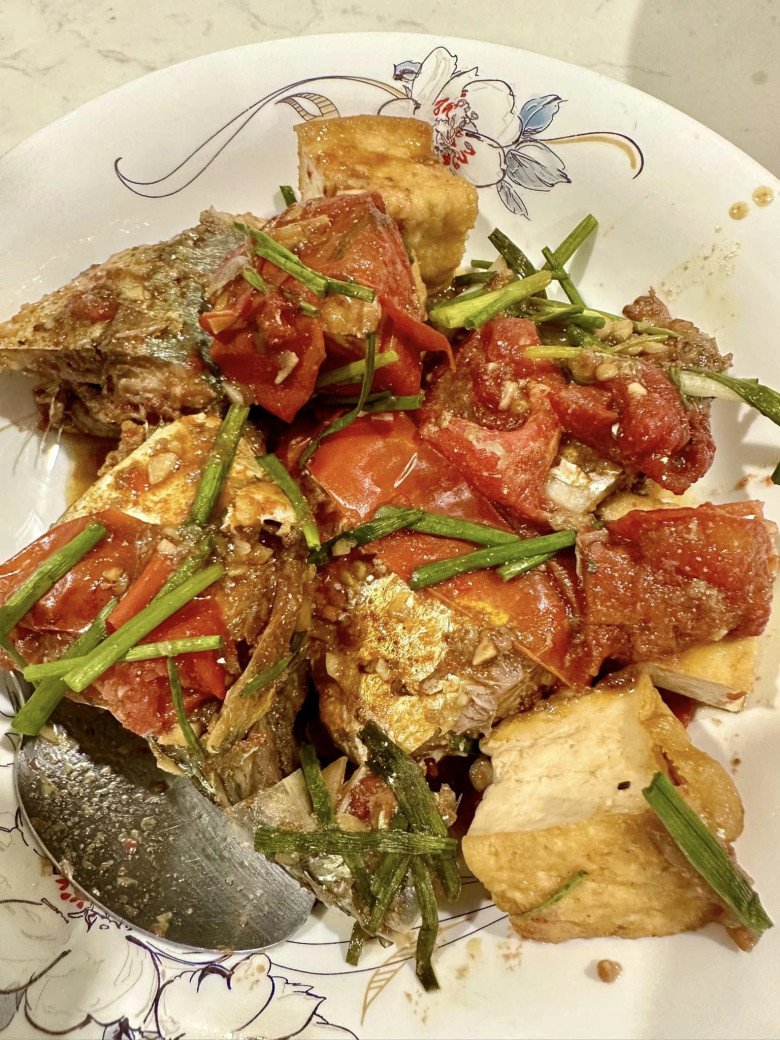 Trước đó, nữ diễn viên Cổng mặt trời cũng khoe bữa ăn với cá tốn cơm không kém với 2 món: Canh chua tôm cá bống mú và cá bạc má - đậu hũ kho cà.
