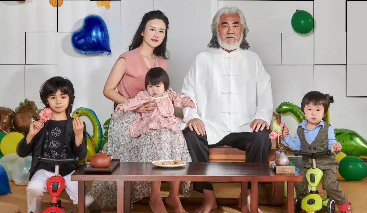 Trương Kỷ Trung viên mãn bên vợ và các con của mình.