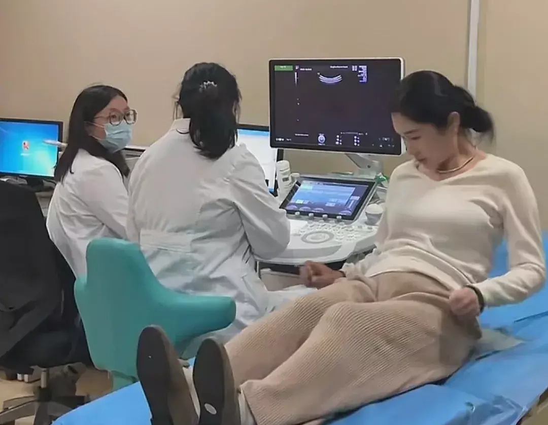 Đỗ Tinh Lâm trong phòng siêu âm thai.