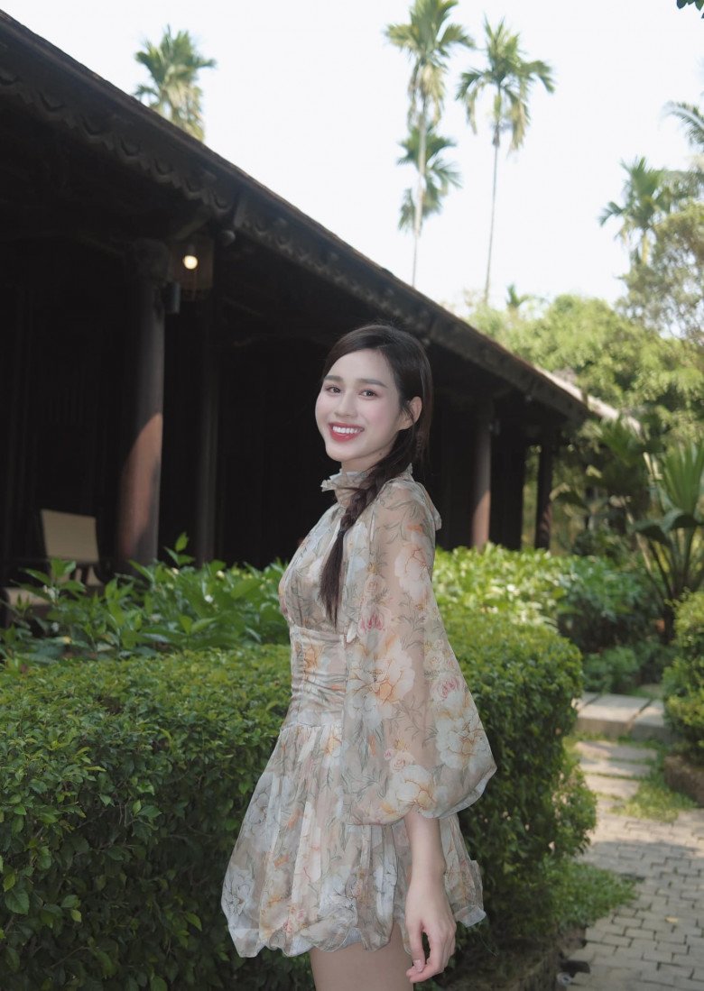 Hoa hậu Đỗ Thị Hà được nhiều khán giả khen khi mặc mẫu đầm hoa chất liệu voan bồng bềnh, có tông màu pastel nhẹ nhàng.