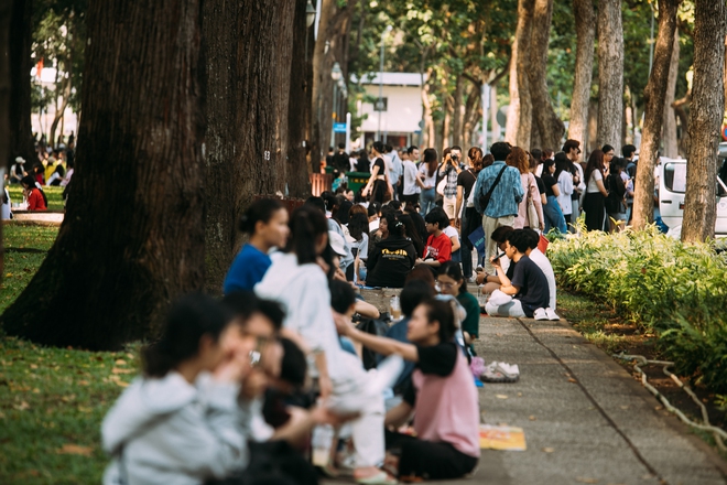 Giới trẻ Sài Gòn đổ ra đường chơi lễ Giỗ Tổ Hùng Vương, đông đúc xếp hàng tại địa điểm cà phê amp;#34;ruộtamp;#34; vào sáng sớm - 2