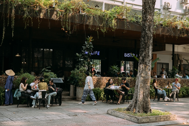 Chỉ số ít các quán cà phê có khách ngồi phía ngoài để hóng gió.