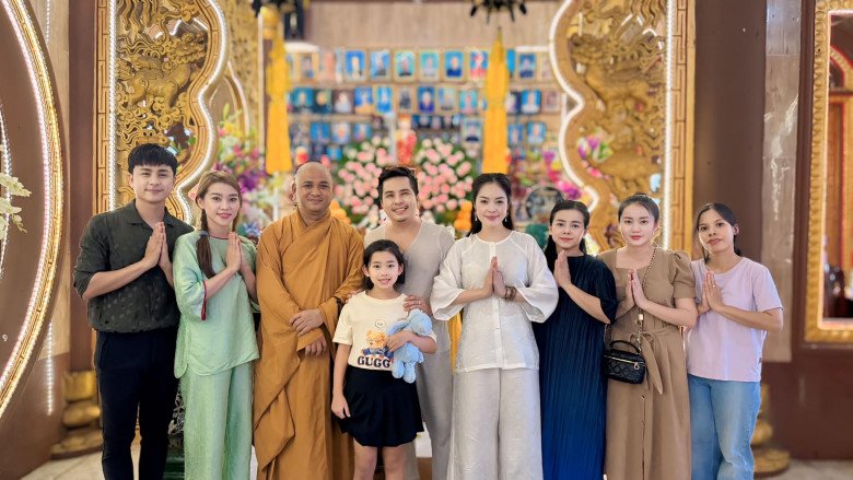 Trương Bảo Như cùng bạn bè đưa bé Lavie đến chùa viếng Mai Phương.