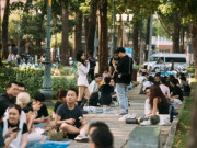 Lifestyle - Giới trẻ Sài Gòn đổ ra đường chơi lễ Giỗ Tổ Hùng Vương, đông đúc xếp hàng tại địa điểm cà phê "ruột" vào sáng sớm