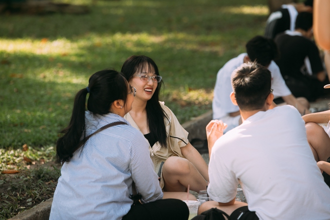 Giới trẻ Sài Gòn đổ ra đường chơi lễ Giỗ Tổ Hùng Vương, đông đúc xếp hàng tại địa điểm cà phê amp;#34;ruộtamp;#34; vào sáng sớm - 11