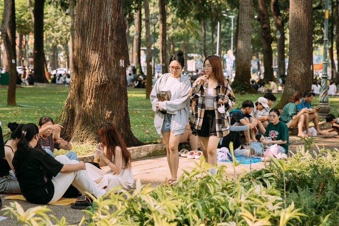 Giới trẻ Sài Gòn đổ ra đường chơi lễ Giỗ Tổ Hùng Vương, đông đúc xếp hàng tại địa điểm cà phê amp;#34;ruộtamp;#34; vào sáng sớm - 15