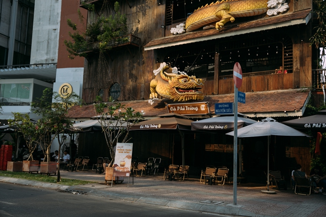 Giới trẻ Sài Gòn đổ ra đường chơi lễ Giỗ Tổ Hùng Vương, đông đúc xếp hàng tại địa điểm cà phê amp;#34;ruộtamp;#34; vào sáng sớm - 17