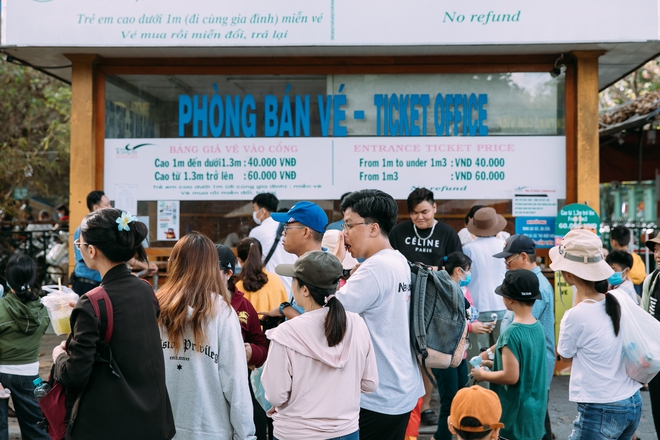 Giới trẻ Sài Gòn đổ ra đường chơi lễ Giỗ Tổ Hùng Vương, đông đúc xếp hàng tại địa điểm cà phê amp;#34;ruộtamp;#34; vào sáng sớm - 23