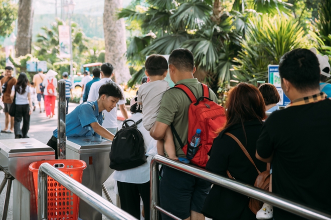 Đến gần trưa, không khí náo nhiệt vẫn còn ở sở thú, dự kiến Thảo Cầm Viên vẫn còn đón lượng khách đông đúc đến chiều tối.