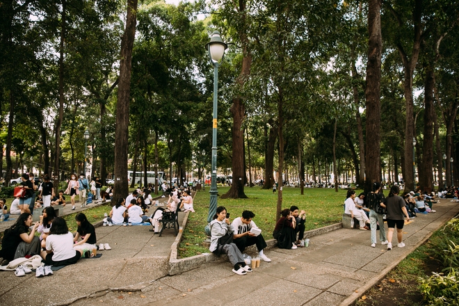 Giới trẻ Sài Gòn đổ ra đường chơi lễ Giỗ Tổ Hùng Vương, đông đúc xếp hàng tại địa điểm cà phê amp;#34;ruộtamp;#34; vào sáng sớm - 4