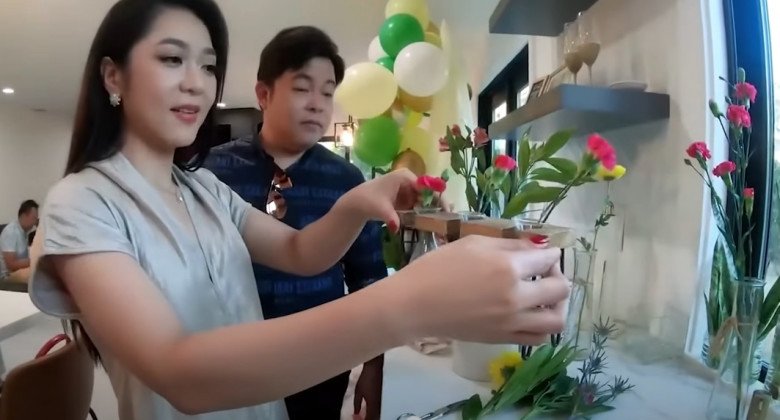 Đến nhà Quang Lê, Hà Thanh Xuân được đàn anh dụ trổ tài cắm hoa. Gia đình nam ca sĩ trang trí nhà cửa với nhiều hoa tươi, cây xanh đơn giản mà đẹp mắt.