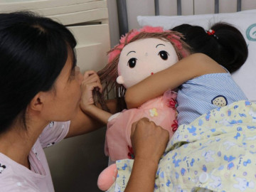 Con gái nói sợ búp bê bố tặng, mẹ phớt lờ cho đến khi đứa trẻ sốt cao nhập viện mới hối hận