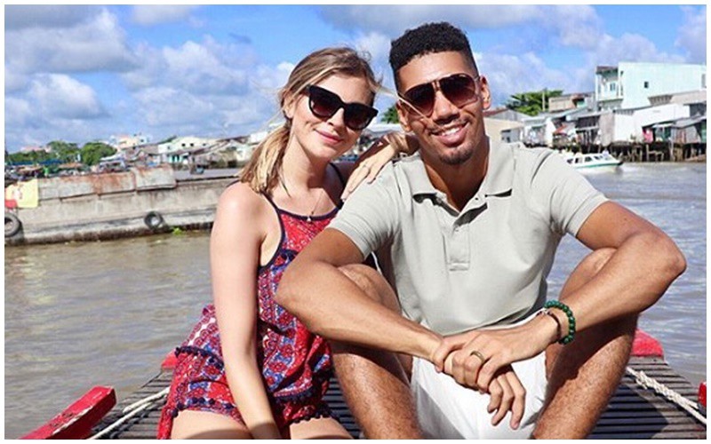 Trung vệ Chris Smalling có người bạn đời Sam Cooke sở hữu ngoại hình quyến rũ.
