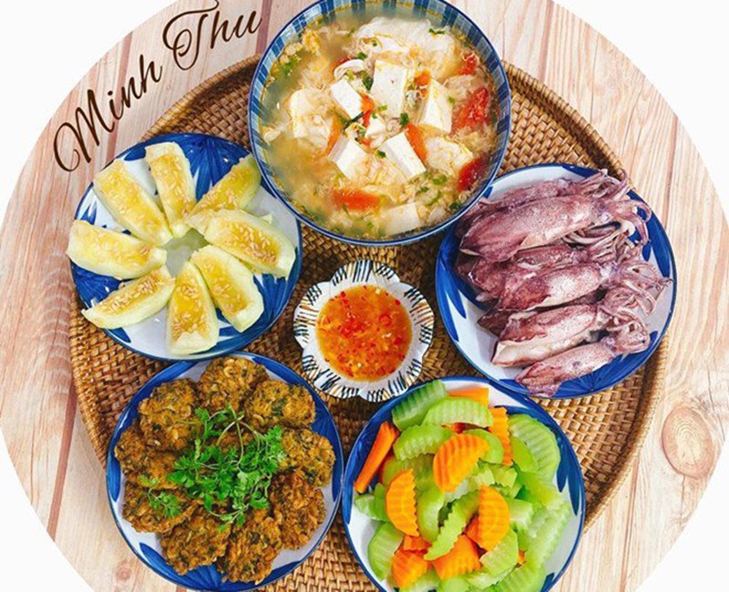 Mực hấp, chả rán, canh đậu phụ, củ quả luộc. (Ảnh: Minh Thu).
