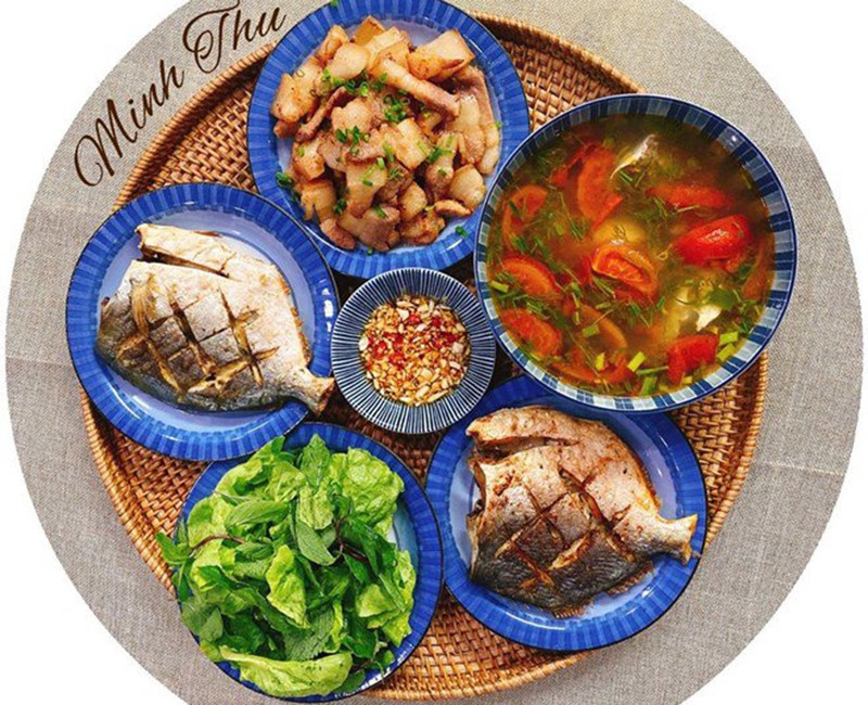 Cá chim rán, canh cá nấu chua, thịt rang. (Ảnh: Minh Thu).
