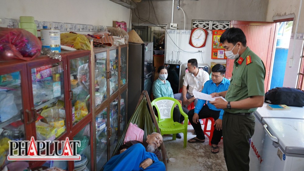 Cơ quan An ninh điều tra, Công an tỉnh Long An đọc quyết định khởi tố vụ án hình sự và khởi tố bị can đối với Lê Tùng Vân. Ảnh CA