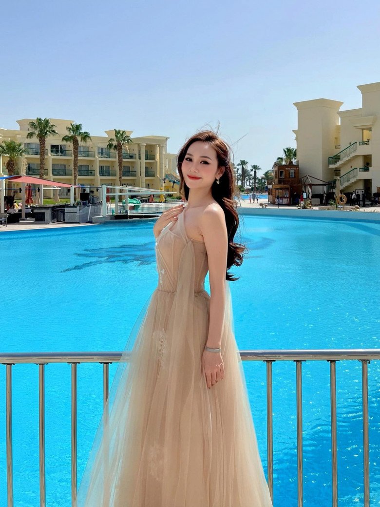 Kim Chi thả dáng bên hồ bơi tại khách sạn ngày thứ 2 với layout tóc xoăn cùng chiếc đầm xòe xếp ly thướt tha.