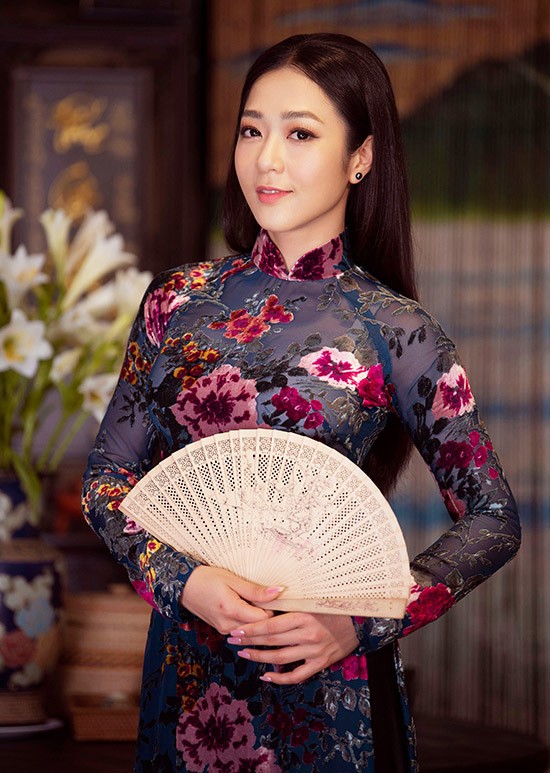 Hà Thanh Xuân là nữ ca sĩ trữ tình được khán giả yêu mến nhờ giọng hát ngọt ngào cùng nhan sắc xinh đẹp, trẻ trung ở độ tuổi 35. 