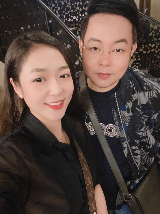 Sau cuộc hôn nhân đổ vỡ với vua cá Koi, nữ ca sĩ hiện nay vướng phải nhiều nghi vấn hẹn hò với ca sĩ Quang Lê khi cả hai có nhiều hành động tình cảm.