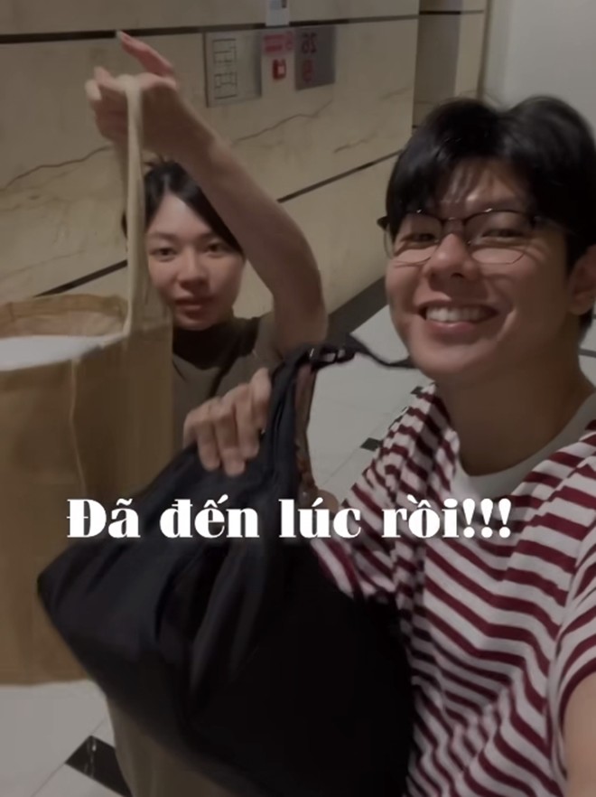 Cặp đôi trong ngày nhập viện để đón 2 em bé.