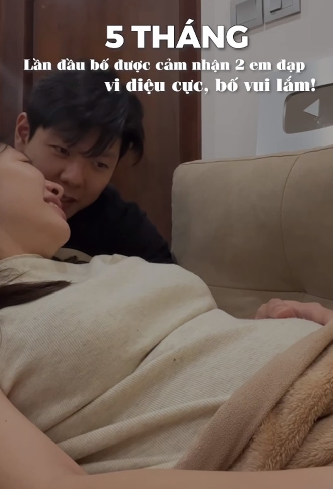 Những cú đạp đầu tiên của 2 con khiến đôi vợ chồng thích thú.