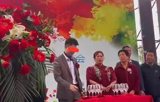 Đám cưới của cặp đôi gây chú ý trên các trang MHX ở Trung Quốc bởi cô dâu hơn chú rể 22 tuổi