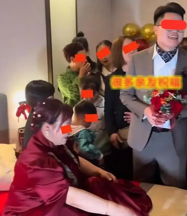 Người thân tiết lộ cô dâu hiện là sếp của chú rể, cả 2 làm cùng công ty