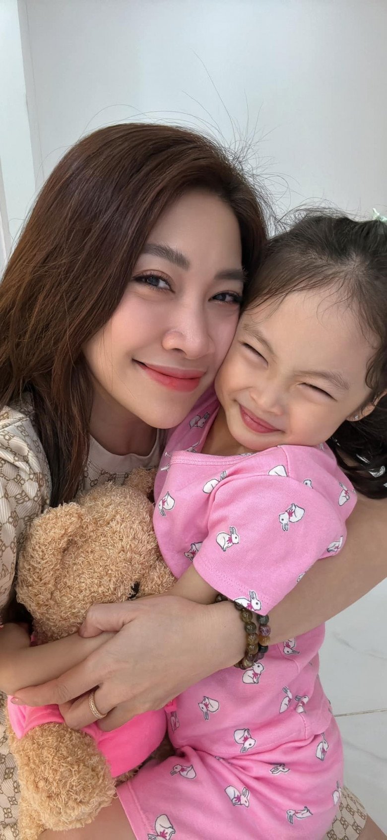 Pha Lê hạnh phúc bên con gái. Dù tranh thủ thời gian rảnh rỗi để chơi với con nhưng công việc bận rộn khiến nữ ca sĩ bị con gái trách, nghĩ mẹ không thương mình.