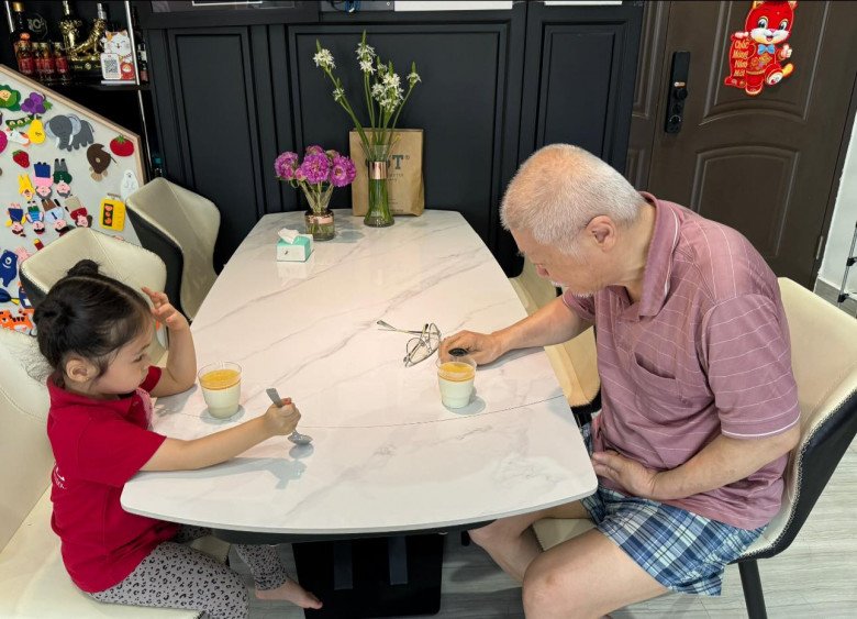 Hiện tại, Pha Lê tập trung cho công việc để có kinh tế nuôi con nhỏ, phụng dưỡng ba đã lớn tuổi.