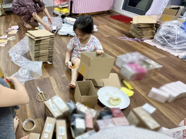 Bé Ốc phụ mẹ Pha Lê gói hàng.