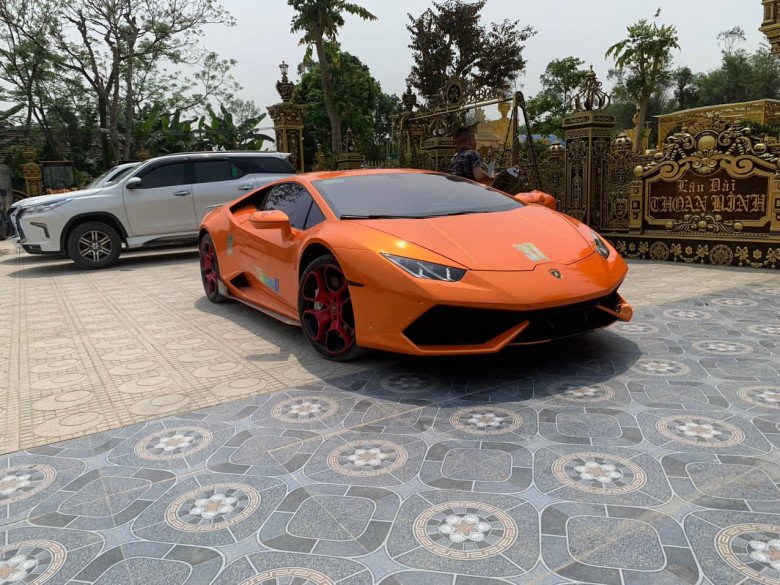 Cận cảnh chiếc siêu xe hàng chục tỷ đồng của anh Thoan đỗ trước tòa lâu đài Thoan Bình