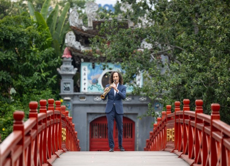 Sau đêm diễn, Kenny G xuất hiện tại các địa danh nổi tiếng ở Hà Nội ngay ngày 15/11 để thực hiện MV.