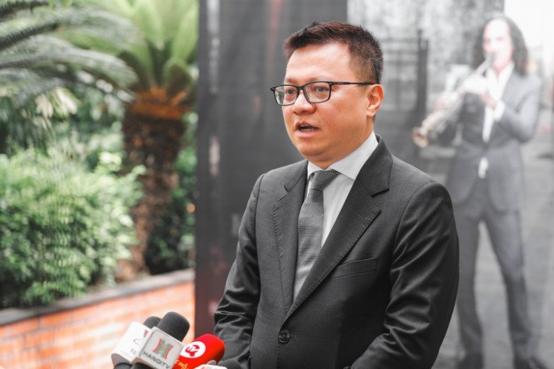 Ông Lê Quốc Minh tại sự kiện ra mắt MV Going Home.