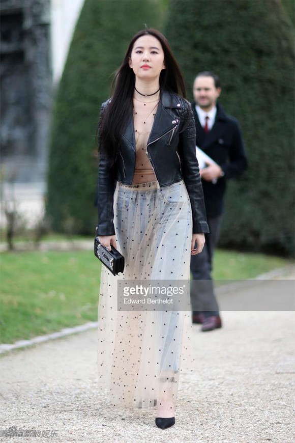 Lên đồ tham dự Tuần lễ thời trang, Lưu Diệc Phi chọn phá cách với outfit được phối độc đáo. Thay vì mặc như nguyên bản mẫu, cô mix bộ đồ ren mỏng với quần jeans xanh, lộ thân hình mũm mĩm và góp phần làm ảnh hưởng thiết kế của nhà mốt Dior.