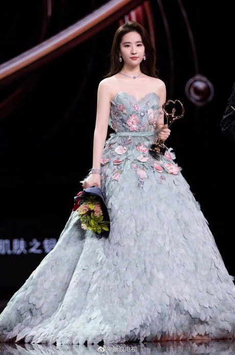 Tại đêm hội Weibo 2023, Thần tiên tỷ tỷ Lưu Diệc Phi gây sốt với tạo hình công chúa khổng tước. Bộ váy của Lưu Diệc Phi thuộc bộ sưu tập Haute couture 2023 của nhà mốt Elie Saab khiến cô đẹp lộng lẫy mà vẫn đầy trang nhã, thanh tao.